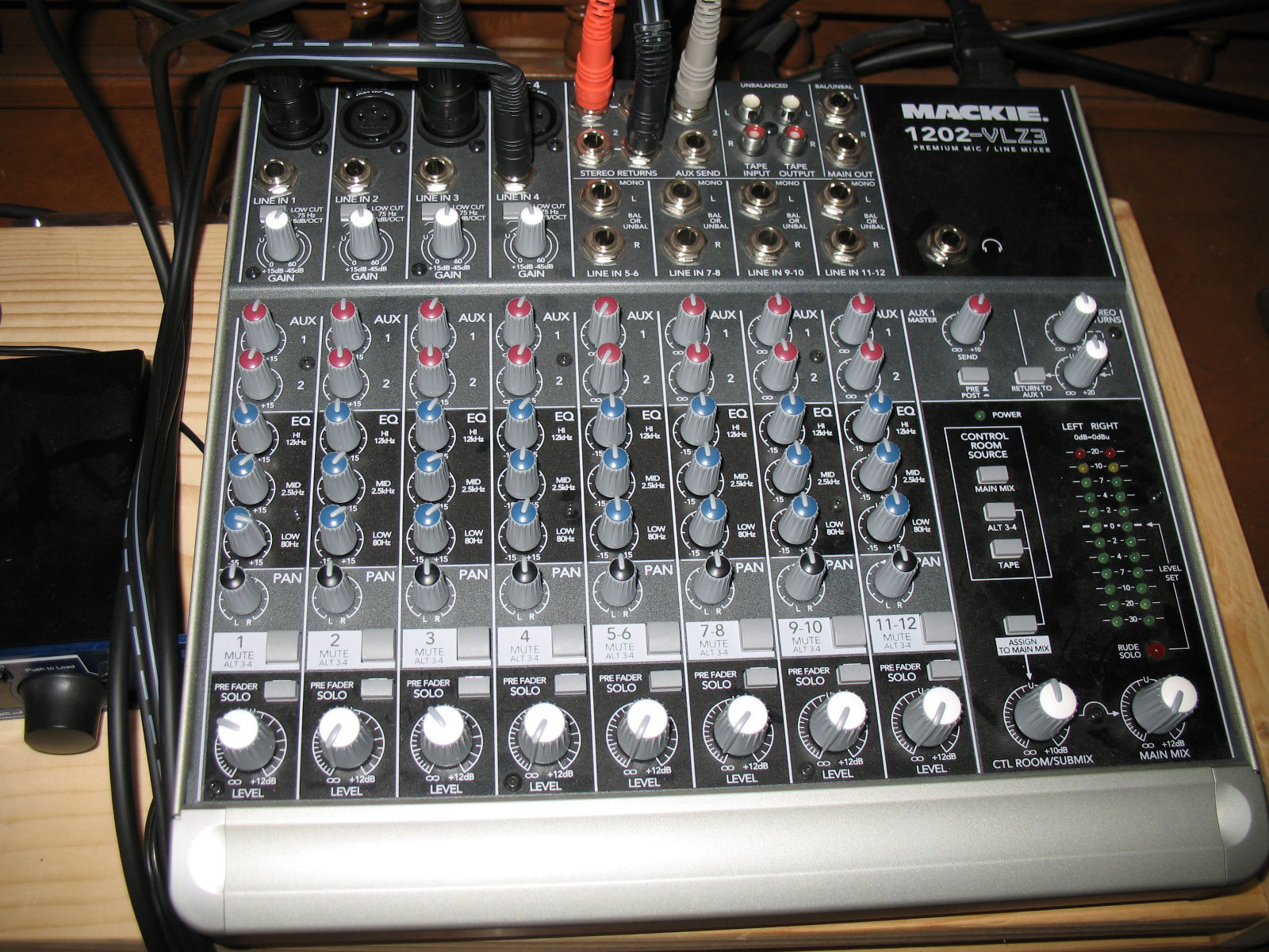 mackie 1202 - vlz3.mixing board